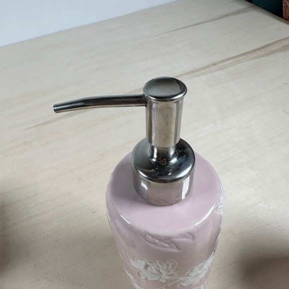 Pale Pink Ceramic Floral Embossed Bathroom Set Soap Dispenser Jar Holder Tray - Picture 6 of 7